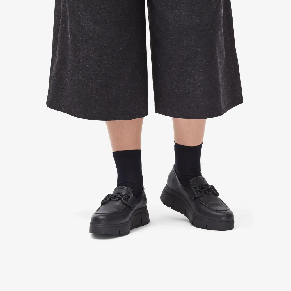 Schwarze Lederloafer von Loriini (Modell Izzy) online